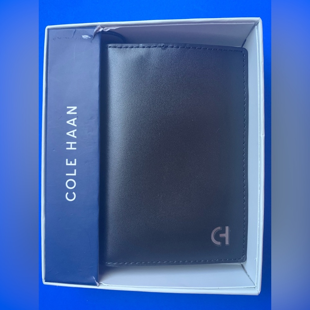 Cole Hann Men’s card holder in black leather